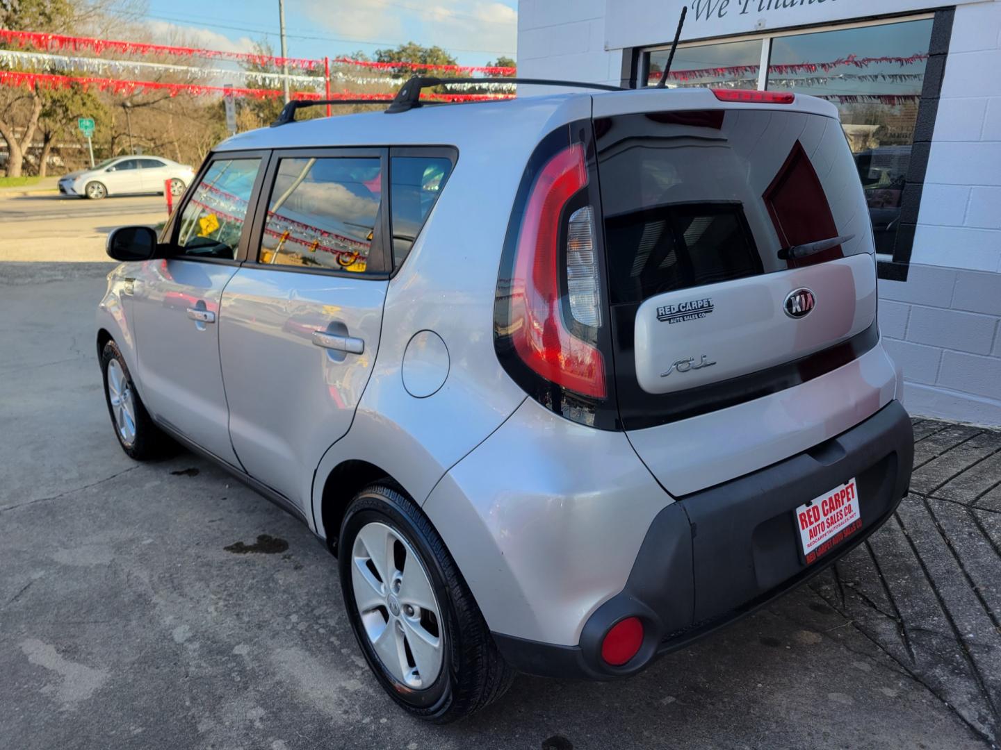 2015 SILVER Kia Soul Base (KNDJN2A25F7) with an 1.6L L4 DOHC 16V engine, Automatic transmission, located at 503 West Court, Seguin, TX, 78155, (830) 379-3373, 29.568621, -97.969803 - 2015 Kia Soul Base with a 1.6L L4 DOHC 16V, Automatic, Tilt, Cruise, AM/FM/AUX Stereo, Power Windows, Locks and Side Mirrors, Bluetooth, Tinted Windows, Luggage Rack, Alloy Wheels, Rear Wiper, Rear Defroster and more!! - Photo#3